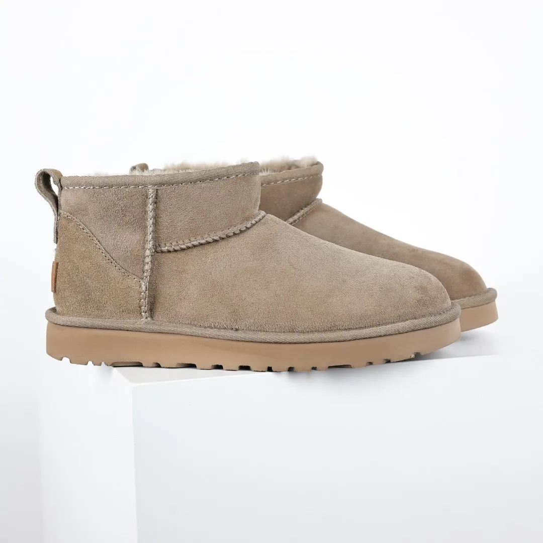 Pick up locally 💰480, core recommendation, good price UGG Classic MiNi basic low-top series, Xiaohongshu hot model, Henan Longfeng leather production, sheepskin integrated, top quality in the market, 2-3 cm cashmere insole, keeping warm in winter, suitable for home use. In the new year, uug launched a style series, which is partially biased towards the preferences of young consumers, and has also moved to the forefront of fashion trends. Shoe body material, water-repellent coated suede upper 17mm UGGPURE™ implanted wool insole Lightweight non-slip comfortable rubber outsole With brand LOGO Trademark Comes with full packaging Size: 35 36 37 38 39 40